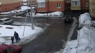 В Ярославле коммунальщики едва не засыпали снегом маму с ребенком