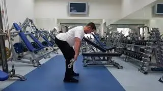 Тяга штанги в наклоне широким хватом.