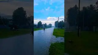 Җәй көне. Авылда ишеп яңгыр ява.