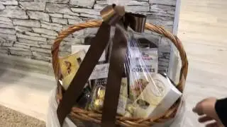 Как упаковывается подарочная корзина
