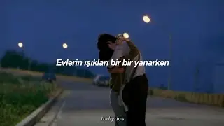Selin Geçit & Erol Evgin - Bir de bana sor (şarkı sözleri) | Evlerin ışıkları bir bir yanarken..