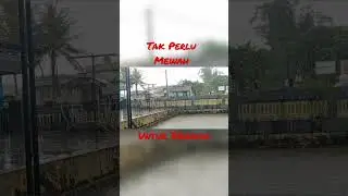 Kebahagiaan itu kita yang ciptakan #shorts #hujan #bermainhujan #bahagia #masakecil