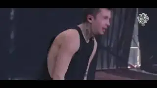 Tyler Joseph's mic stopped working so the clique filled for him during car radio
