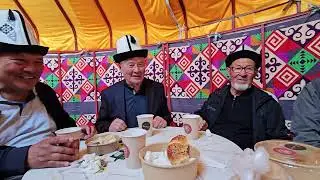 Көчмөндөр оюндарын калтырбаган ак сакал күйөрмандар.