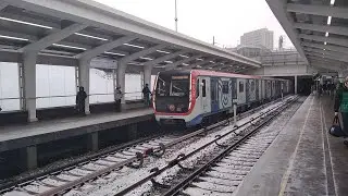 Метропоезд Москва на станции метро Фили.