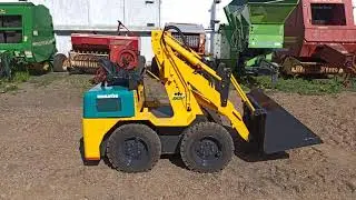 Фронтальный мини-погрузчик Komatsu SK 04 (маленький помощник))