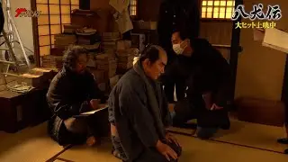 役所広司＆内野聖陽、クランクアップで熱い抱擁！八犬士キャストの貴重な撮影舞台裏も公開 映画『八犬伝』メイキング映像