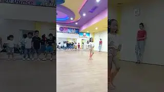 Latihan pose dan catwalk #catwalk #modelkid #kidsvideo #kidsmodel #fashionshow #fashionshows #shorts