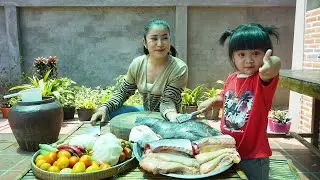 Cute chef Siv chhee help mom cook fish and fish eggs - Mother and children cooking
