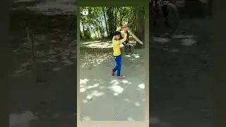 क्रिकेट खेलते हुए