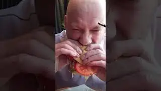 Батя впервые ест Бургер 