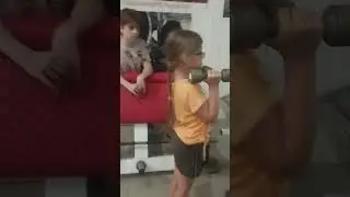 Соня качает бицепсы