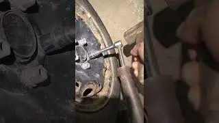 как открутить болт на колесе, если от прикипел