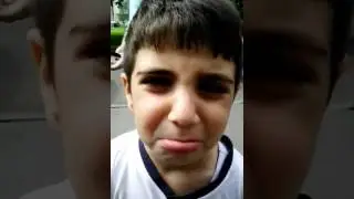 Мама не отпустила сынка на улицу😭.