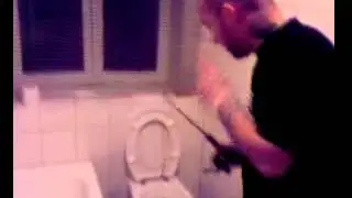 накуриный окунь в унитазе
