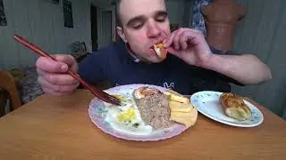 МУКБАНГ АСМР ЯИЧНИЦА / ПШЕНИЧНАЯ КАША / СЫР/ СОУС - МАЙОНЕЗ, КЕТЧУП / БАГЕТ / EATING ASMR Mukbang