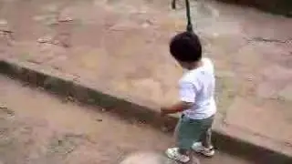 Caio Eiji velhinho de guarda chuva