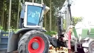 Работа в лесу.Измельчение отходов лесозаготовки.Из них потом изготавливают гранулы для отопления.