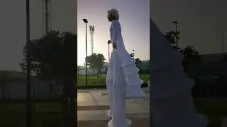 Белый ходулист студия Hofl на гастролях в Саудовской Аравии