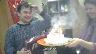 Торт с сюрпризом! Свечи не сдаются без боя :)
