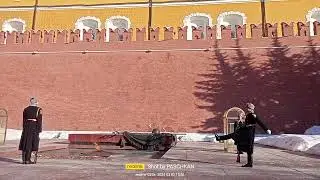 Смена караула у Вечного огня.