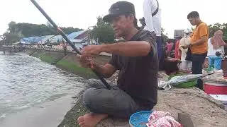 Suasana Sore Di Pasar Ikan Majene (Monumen Posasi)