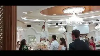 Чей бокал выше