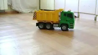 Игрушечный грузовик масштаб 1:18, на пульте управления с 2мя джостиками.