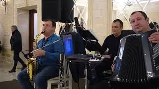 Одинокая ветка сирени. Веселые ребята