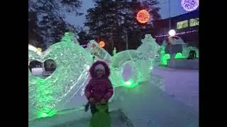 Дети катаются на горке. Ледовый городок. Как развлечь ребенка зимой.