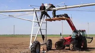 Сборка аналогичной дождевальной оросительной установки на поле.