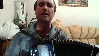 Бежит река