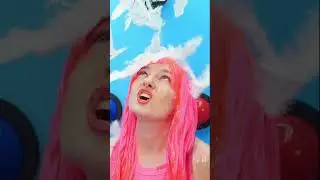 उसके सिर पर शहद डालता है।