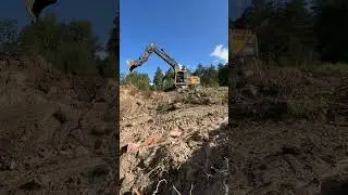 Перемещаю грунт на #экскаватор #спецтехника #excavator #гусеничныйэкскаватор