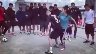 Девушка выйграла в футбол