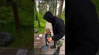 Роман продаёт свои поделки на Алтае.