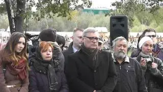 09.10.2015 Троекуровское кладбище. Установка памятника на могиле Бориса Немцова.