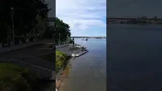 Старая сельская церковь на берегу реки Невы