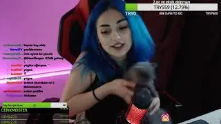 DAMLA ECRE KEDİSİNİ GÖSTERİYOR