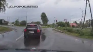 Toyota Tundra занесло на мокрой дороге