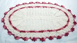 Tapete de banheiro oval com barbante degradê vermelho.