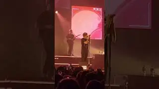 louis singing “holding onto heartache” in boston N2 last night! (25/7/23)