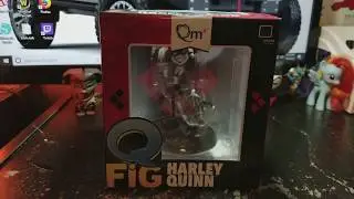 Loot crate exclusive HQ fig Harley Quinn with hyena!