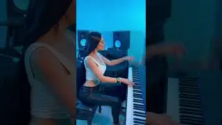 Lola - AC/DC Thunderstruck (piano)