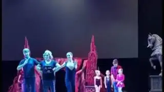 Алиса Юнусова с бабушкой Симоной выступают на сцене