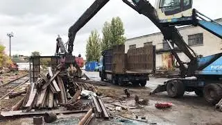 Грузим рельсы в ломовоз