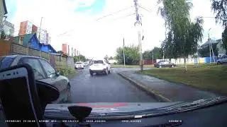 Опасное сужение дороги  или у О990ТО 57RUS помеха справа.