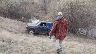 Нива коротышь штурмует овраг!