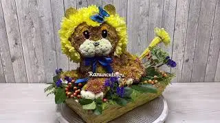 Фигурка льва из живых цветов