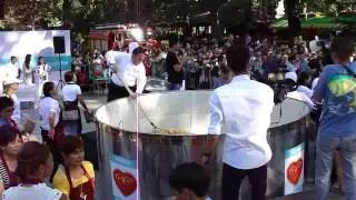 Раздача волшебных баурсаков, в День Матери.